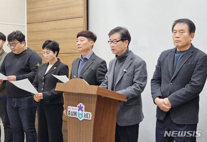 [청주=뉴시스] 이도근 기자= 충북 청주청원 더불어민주당 소속 충북도의원과 청주시의원, 청년당원 등이 28일 충북도청 브리핑룸에서 민주당 공천관리위원회의 청주청원 전략지역구 지정에 반발하는 기자회견을 열고 있다. 2024.2.28. nulha@newsis.com