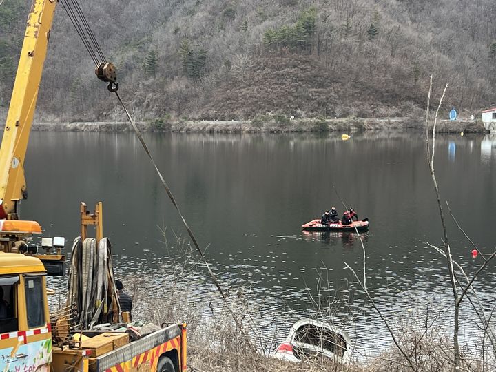 [옥천=뉴시스] 안성수 기자 = 28일 오후 1시57분 옥천군 이원면 장찬저수지에서 승용차와 40대로 추정되는 남성,  여성의 시신이 발견돼 소방당국이 인양을 하고 있다. (사진=옥천소방서 제공) 2024.2.28. photo@newsis.com  *재판매 및 DB 금지