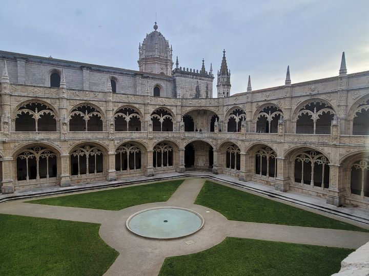  포르투갈 리스본의 첫 번째 목적지는 제로니무스 수도원(Mosteiro dos Jerónimos)이다. 제로니무스 수도원은 바스쿠 다 가마의 성공적인 항해를 기념해 지어졌다. *재판매 및 DB 금지