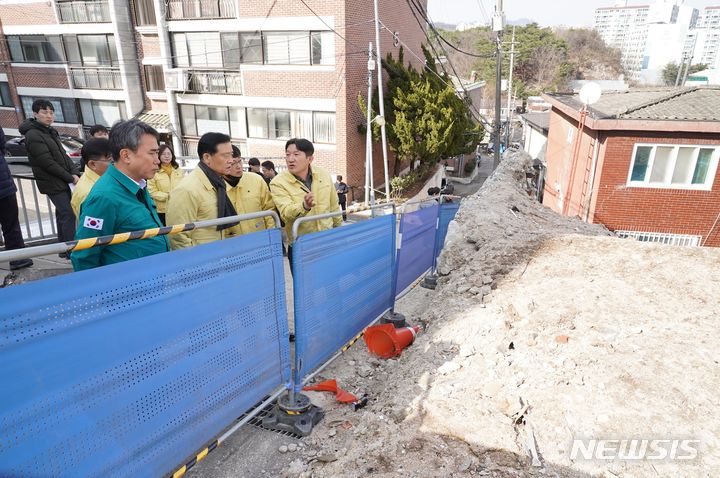 [서울=뉴시스]석축붕괴 피해 현장 순찰·점검하고 있는 유창수 서울시 행정2부시장.