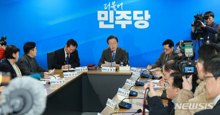 [서울=뉴시스] 고범준 기자 = 이재명 더불어민주당 대표가 28일 오전 서울 영등포구 더불어민주당 중앙당사에서 열린 최고위원회의에서 발언하고 있다. 2024.02.28. bjko@newsis.com