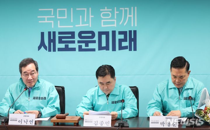 [서울=뉴시스] 조성봉 기자= 이낙연 새로운미래 공동대표가 28일 오전 서울 여의도 새로운미래 중앙당 당사에서 열린 책임위원회의에서 발언을 하고 있다. 이날 새로운미래는 민주당을 탈당하고 새로운미래에 입당한 박영순 의원을 지명직 책임위원으로 임명했다. 2024.02.28. suncho21@newsis.com