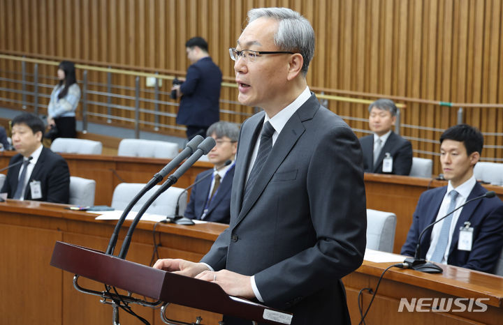 [서울=뉴시스] 추상철 기자 = 엄상필 대법관 후보자가 28일 오전 서울 여의도 국회에서 열린 인사청문회에서 모두발언을 하고 있다. 2024.02.28. scchoo@newsis.com