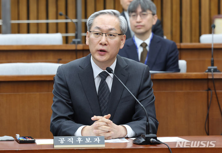 [서울=뉴시스] 추상철 기자 = 엄상필 대법관 후보자가 28일 오전 서울 여의도 국회에서 열린 인사청문회에서 의원 질의에 답변하고 있다. 2024.02.28. scchoo@newsis.com