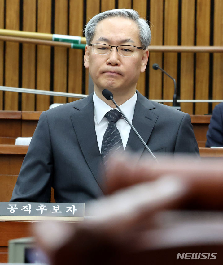 [서울=뉴시스] 추상철 기자 = 엄상필 대법관 후보자가 28일 오전 서울 여의도 국회에서 열린 인사청문회에 출석해 있다. 2024.02.28. scchoo@newsis.com