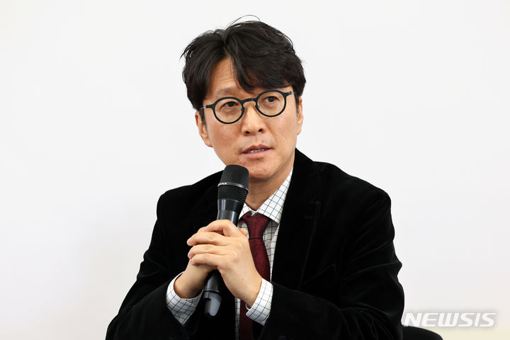 [서울=뉴시스] 박진희 기자 = 이태현 콘텐츠웨이브 대표가 28일 서울 종로구 국립현대미술관 서울관에서 '온라인동영상서비스(OTT)-방송영상콘텐츠 산업 글로벌 경쟁력 강화를 위한 업무협약식'에 참석하여 인사말을 하고 있다. 이날 협약식에는 박태훈 왓챠 대표, 정현주 엘지유플러스 센터장(전무), 최주희 티빙 대표, 유인촌 장관, 이태현 콘텐츠웨이브 대표, 김성한 쿠팡플레이 대표, 조현래 한국콘텐츠진흥원 원장이 참석했다. 2024.02.28. pak7130@newsis.com