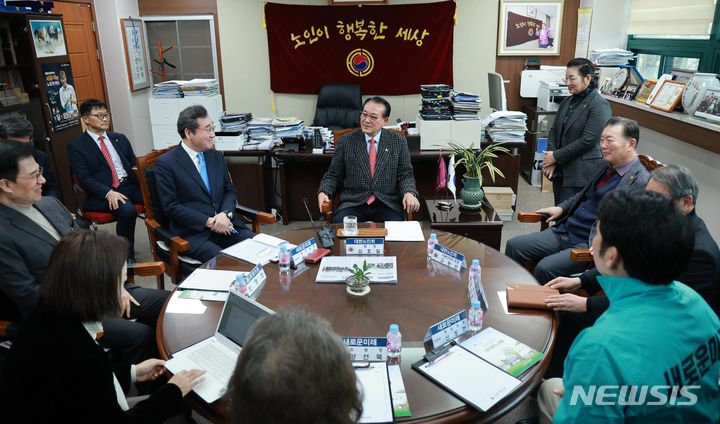 [서울=뉴시스] 고범준 기자 = 이낙연 새로운미래 대표가 28일 오전 서울 용산구 대한노인회에서 열린 간담회에서 김호일 대한노인회장과 대화하고 있다. 2024.02.28. bjko@newsis.com