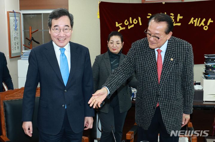 [서울=뉴시스] 고범준 기자 = 이낙연 새로운미래 대표가 28일 오전 서울 용산구 대한노인회에서 열린 간담회에서 김호일 대한노인회장으로부터 자리 안내를 받고 있다. 2024.02.28. bjko@newsis.com