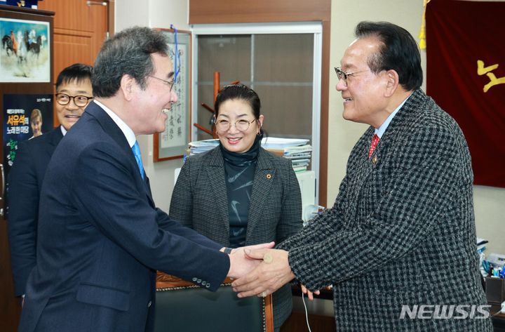 [서울=뉴시스] 고범준 기자 = 이낙연 새로운미래 대표가 28일 오전 서울 용산구 대한노인회에서 열린 간담회에서 김호일 대한노인회장과 악수하고 있다. 2024.02.28. bjko@newsis.com