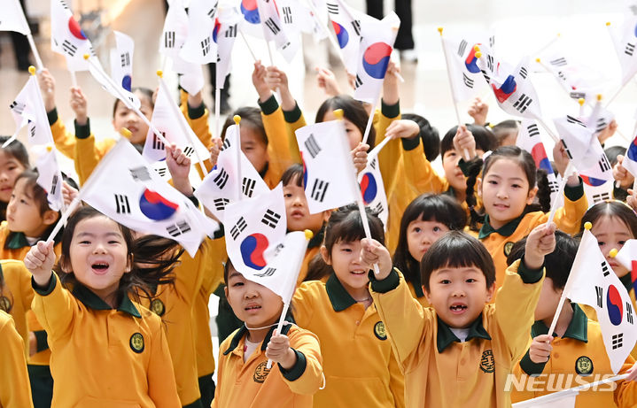 [수원=뉴시스] 김종택 기자 = 105주년 3·1절을 이틀 앞둔 28일 경기도 수원시청에서 어린이들이 태극기를 흔들며 만세삼창을 외치고 있다. 2024.02.28. jtk@newsis.com