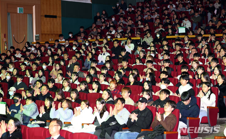 [서울=뉴시스] 최진석 기자 = 28일 서울 광진구 건국대학교에서 열린 2024년도 신입생 입학식에서 신입생과 학부모들이 건국대 공식응원단의 공연을 관람 후 손뼉을 치고 있다 2024.02.28. myjs@newsis.com