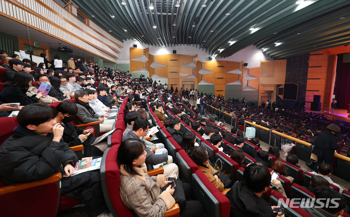 [서울=뉴시스] 최진석 기자 = 28일 서울 광진구 건국대학교에서 열린 2024년도 신입생 입학식에 신입생과 학부모들이 참석해 있다 2024.02.28. myjs@newsis.com