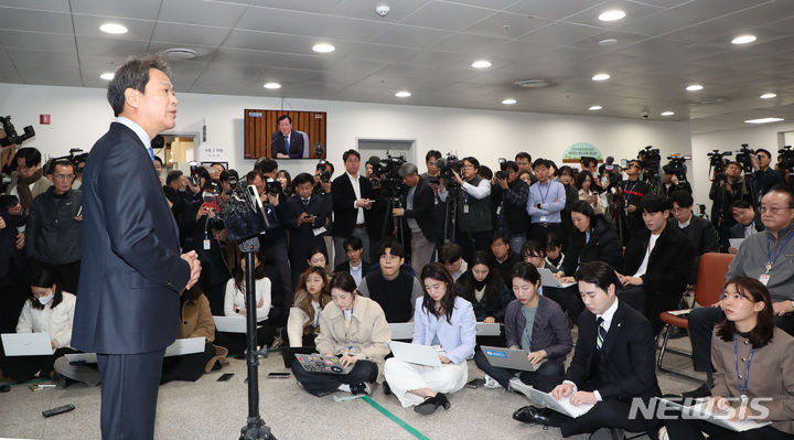 [서울=뉴시스] 조성봉 기자= 임종석 전 대통령 비서실장이 지난달 28일 오전 서울 여의도 국회 소통관에서 더불어민주당 전략공천위원회의 결정 관련 입장 발표를 마치고 취재진에게 질문에 답변하고 있다. (공동취재)2024.02.28. photo@newsis.com