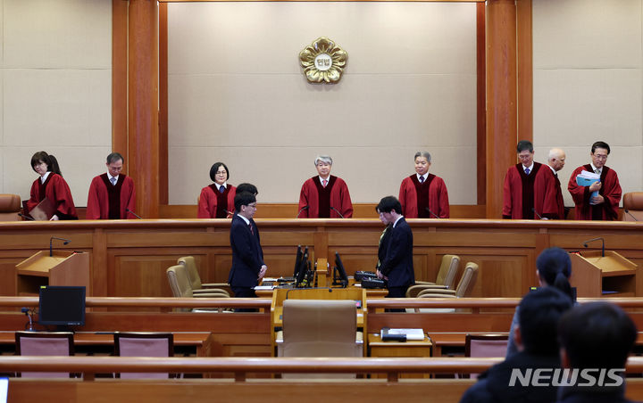 [서울=뉴시스] 김명년 기자 = 이종석 헌법재판소장과 헌법재판관들. 2024.02.28. kmn@newsis.com