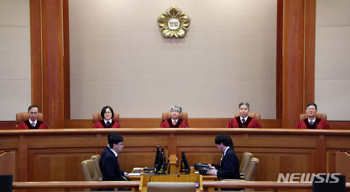 [서울=뉴시스]오는 22대 국회의원선거(4·10 총선)을 앞두고 변호사단체가 "준연동형 비례대표제는 위헌"이라며 헌법소원을 청구했다. 사진은 지난 2월28일 오후 서울 종로구 헌법재판소 대심판정에서 열린 주택임대차보호법의 계약갱신 청구권 조항 등에 대한 위헌법률심판 선고가 열리고 있는 모습으로 기사 내용과는 관계없음(사진=뉴시스DB) 2024.04.01. photo@newsis.com