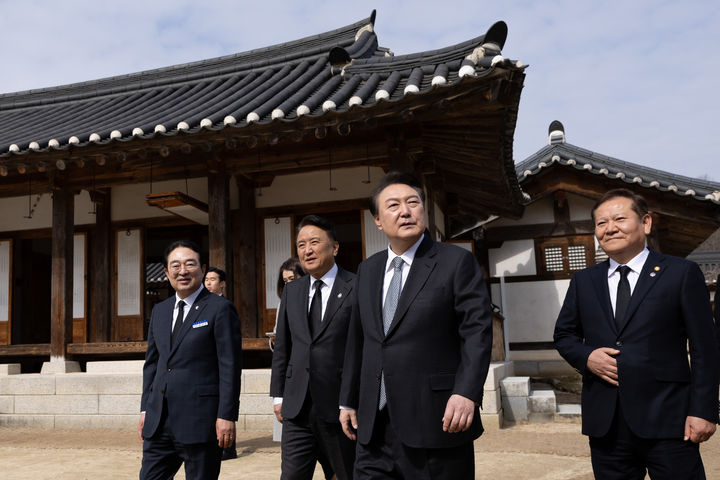 [서울=뉴시스] 윤석열 대통령이 28일 충북 옥천군 고(故) 육영수 여사 생가를 방문해 둘러보고 있다. (사진=대통령실 제공) 2024.02.28. photo@newsis.com *재판매 및 DB 금지