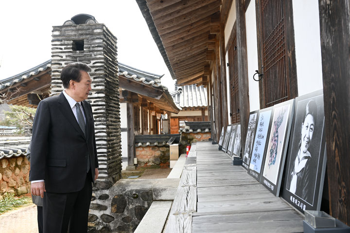 [서울=뉴시스] 윤석열 대통령이 28일 충북 옥천군 고(故) 육영수 여사 생가를 방문해 둘러보고 있다. (사진=대통령실 제공) 2024.02.28. photo@newsis.com *재판매 및 DB 금지