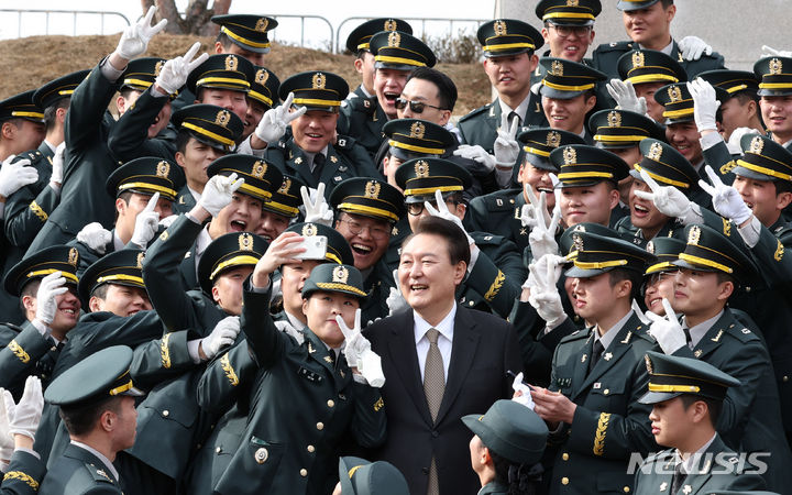 [괴산=뉴시스] 조수정 기자 = 윤석열 대통령이 28일 충북 괴산군 육군학생군사학교에서 열린 2024년 학군장교 임관식을 마친 뒤 임관 소위들과 기념사진을 찍고 있다. 2024.02.28. chocrystal@newsis.com