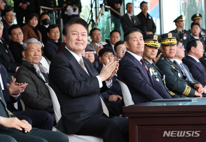 [괴산=뉴시스] 조수정 기자 = 윤석열 대통령이 28일 충북 괴산군 육군학생군사학교에서 열린 2024년 학군장교 임관식에서 박수치고 있다. 2024.02.28. chocrystal@newsis.com