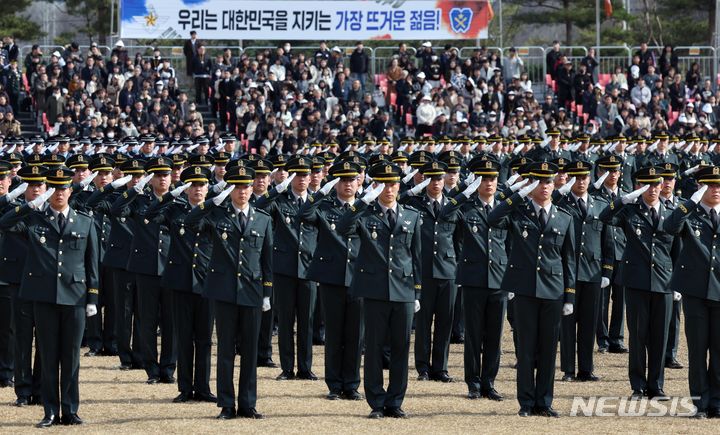 [괴산=뉴시스] 조수정 기자 = 28일 충북 괴산군 육군학생군사학교에서 열린 2024년 학군장교 임관식에서 임관 소위들이 거수경례를 하고 있다. 2024.02.28. chocrystal@newsis.com