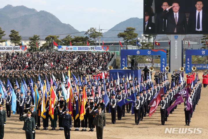 [괴산=뉴시스] 조수정 기자 = 윤석열 대통령이 28일 충북 괴산군 육군학생군사학교에서 열린 2024년 학군장교 임관식에서 거수경례를 받고 있다. 2024.02.28. chocrystal@newsis.com