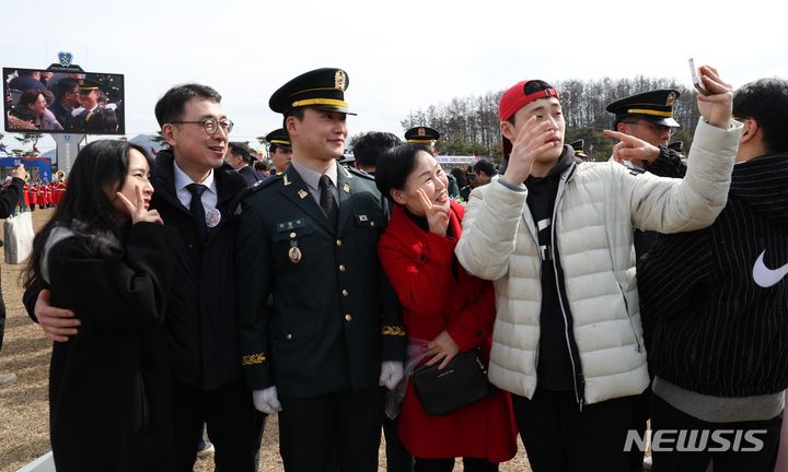 [괴산=뉴시스] 조수정 기자 = 28일 충북 괴산군 육군학생군사학교에서 열린 2024년 학군장교 임관식에서 임관한 소위가 가족들과 기념촬영 하고 있다. 2024.02.28. chocrystal@newsis.com