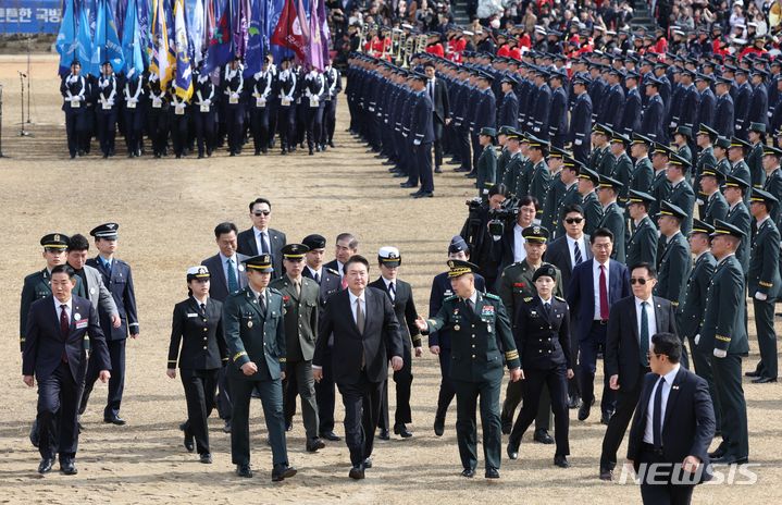 [괴산=뉴시스] 조수정 기자 = 윤석열 대통령이 28일 충북 괴산군 육군학생군사학교에서 열린 2024년 학군장교 임관식에 입장하고 있다. 2024.02.28. chocrystal@newsis.com