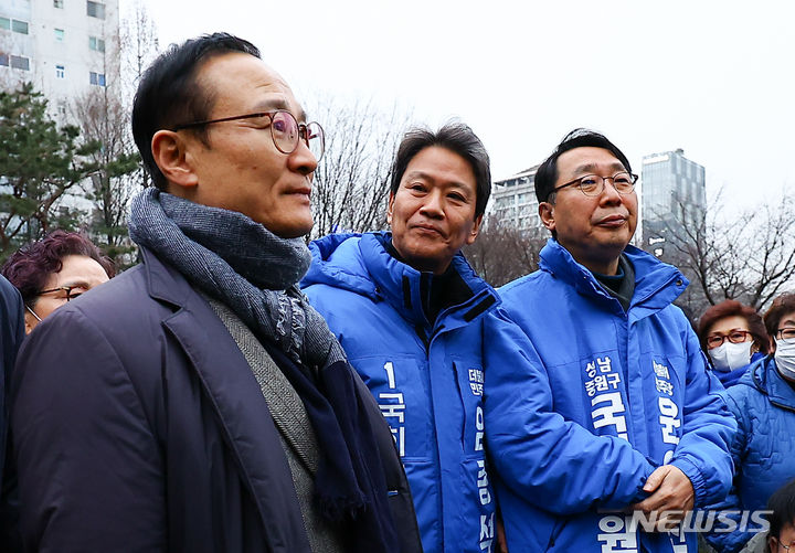 [서울=뉴시스] 김근수 기자 = 임종석 전 청와대 비서실장과 홍영표 전 더불어민주당 원내대표, 윤영찬 의원이 28일 오후 서울 성동구 왕십리역 광장에서 시민들에게 저녁인사를 하고 있다. 2024.02.28. ks@newsis.com