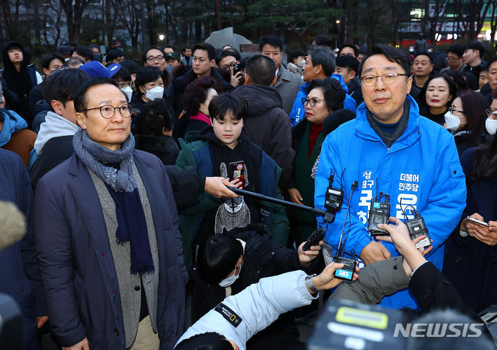 [서울=뉴시스] 김근수 기자 = 홍영표 전 더불어민주당 원내대표와 윤영찬 의원이 28일 오후 서울 성동구 왕십리역 광장에서 시민들에게 저녁인사를 하고 있다. 2024.02.28. ks@newsis.com