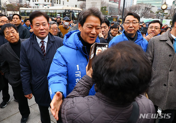 [서울=뉴시스] 김근수 기자 = 임종석 전 청와대 비서실장이 28일 오후 서울 성동구 왕십리역 광장에서 시민들에게 저녁인사를 하고 있다. 2024.02.28. ks@newsis.com