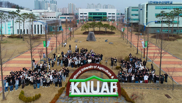[전주=뉴시스] 강종민 기자 = 국립한국농수산대학교 신입생들이 28일 2024학년도 입학 오리엔테이션을 마친 뒤 학교 상징물 앞에서 손을 흔들고 있다. (사진=한농대 제공) 2024.02.28. photo@newsis.com *재판매 및 DB 금지