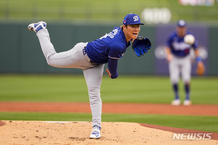 [서프라이즈=AP/뉴시스]LA 다저스 야마모토 요시노부. 2024.02.29.