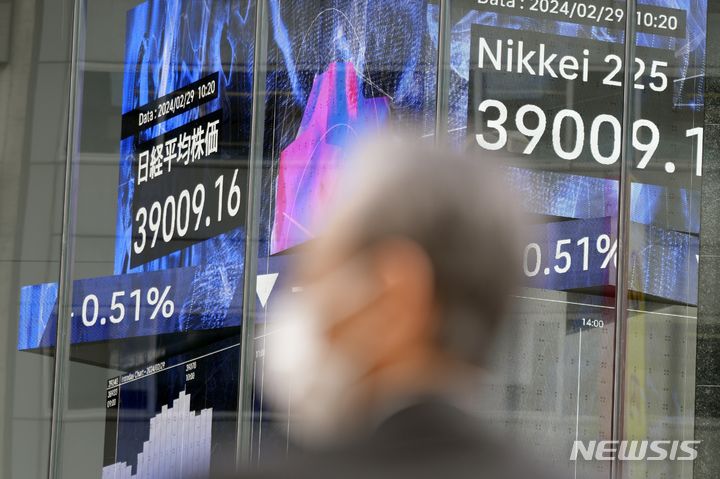 [도쿄=AP/뉴시스] 지난달 29일 일본 도쿄 한 증권사 앞에 닛케이지수를 보여주는 전광판이 보인다. 2024.03.01.