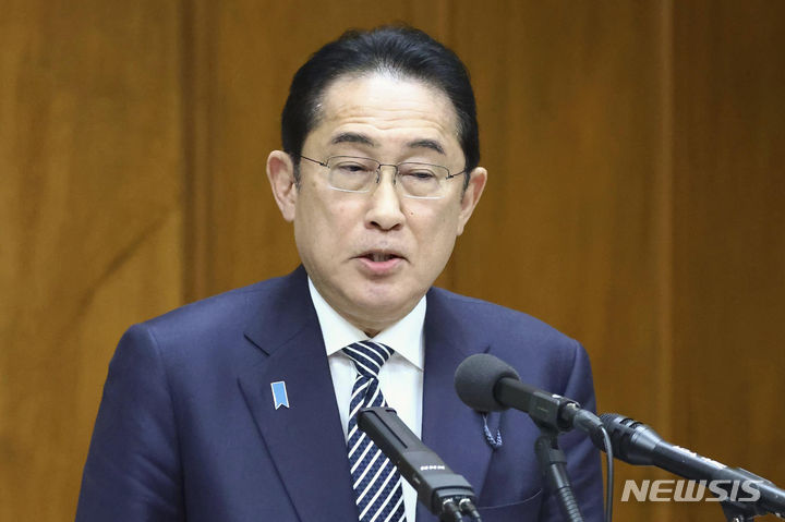 [도쿄=AP/뉴시스]기시다 후미오 일본 총리가 29일 집권 자민당 파벌 '비자금 스캔들' 설명 요구로 열리는 '정치윤리심사회(이하 정윤심)'에 출석해 발언하고 있다. 그는 자민당 총재다. 2024.02.29.