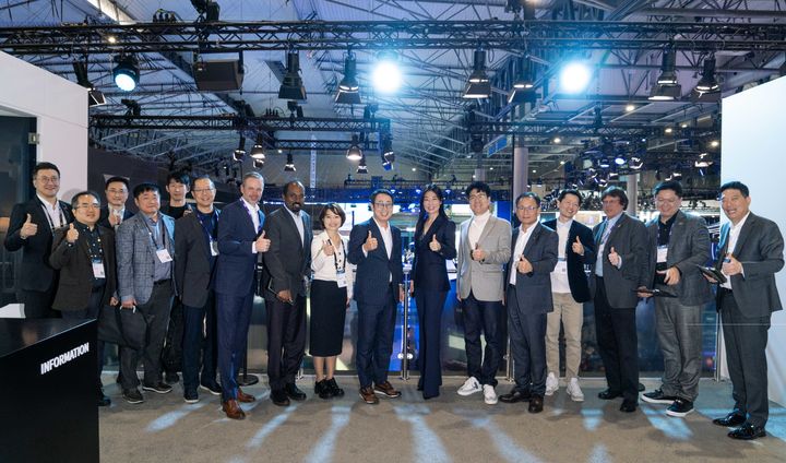 [서울=뉴시스] SK텔레콤이 글로벌 서버 제조 스타트업 기업인 슈퍼마이크로와 글로벌 그래픽처리장치(GPU) 클라우드 회사인 람다와 협력해 인공지능 데이터센터(AI DC) 시장 공략에 나선다고 29일 밝혔다. 28일(현지시간) MWC24 전시장에서 유영상 SK텔레콤 사장(왼쪽에서 10번째)과 센리 첸 슈퍼마이크로 최고성장책임자(CGO, 왼쪽에서 11번째)가 AI데이터센터(AIDC) 분야 협력을 위한 MOU 체결 후 기념 촬영하는 모습 (사진=SK텔레콤 제공) *재판매 및 DB 금지