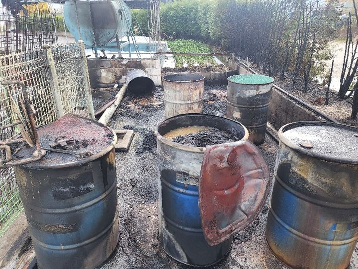 [수원=뉴시스] 폐 드럼통 폭발 화재 모습. (사진=경기도소방재난본부 제공) 2024.2.29. photo@newsis.com *재판매 및 DB 금지