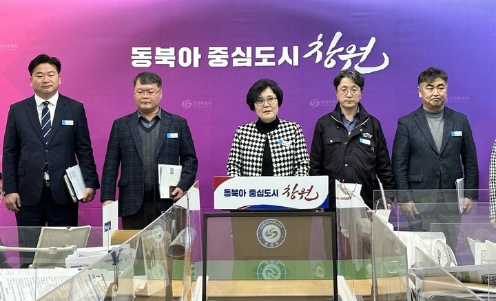 [창원=뉴시스] 김은자 경남 창원시 진해구청장이 29일 창원시청 프레스센터에서 진해구 주요 정책 발표 브리핑을 하고 있다. (사진=창원시청 제공). 2024.0.0. photo@newsis.com *재판매 및 DB 금지