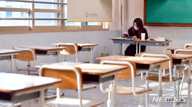 [서울=뉴시스] 내년 입학생부터 과학고 조기졸업 요건이 '성적 상위 15% 이내, 지능검사(IQ) 결과 145 이상'으로 강화된다. 사진은 2021년 한 고등학교에서 교사가 교실에서 온라인 수업을 진행하는 모습. 2024.02.29. *재판매 및 DB 금지 <사진은 기사와 관련 없습니다> *재판매 및 DB 금지