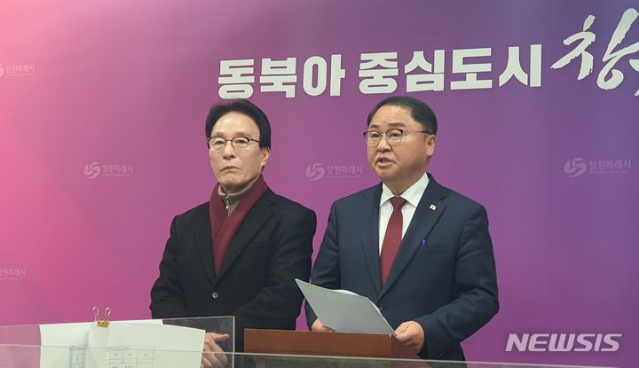 [창원=뉴시스] 국민의힘 박춘덕(오른쪽), 김하용 경남 창원시 진해구 4·10 총선 출마 예비후보가 29일 창원시청 프레스센터에서 이종욱 전 조달청장에 대한 사전선거운동 의혹을 제기하고 있다. 2024.02.29. kgkang@newsis.com