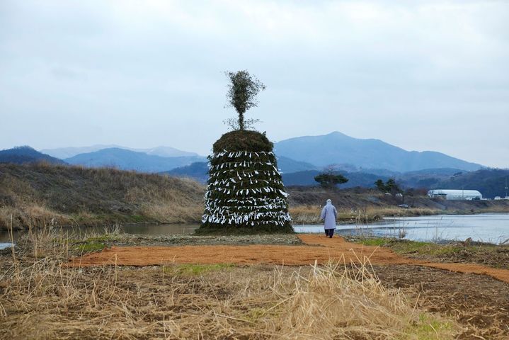 이배 '달집태우기' Daljip Teugi ritual in Cheongdo, South Korea, organised on occasion of the exhibition La Maison de La Lune Brûlée. Collateral event of the 60th Biennale di Venezia *재판매 및 DB 금지