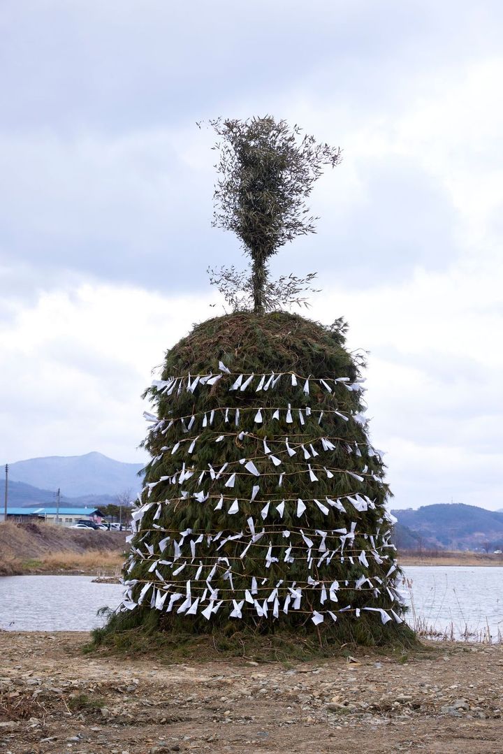 Daljip Teugi ritual in Cheongdo, South Korea, organised on occasion of the exhibition La Maison de La Lune Brûlée. Collateral event of the 60th Biennale di Venezia *재판매 및 DB 금지