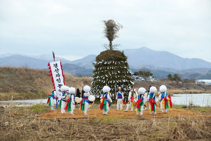 Daljip Teugi ritual in Cheongdo, South Korea, organised on occasion of the exhibition La Maison de La Lune Brûlée. Collateral event of the 60th Biennale di Venezia *재판매 및 DB 금지