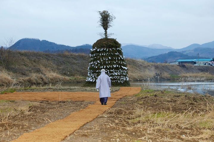 Daljip Teugi ritual in Cheongdo, South Korea, organised on occasion of the exhibition La Maison de La Lune Brûlée. Collateral event of the 60th Biennale di Venezia *재판매 및 DB 금지