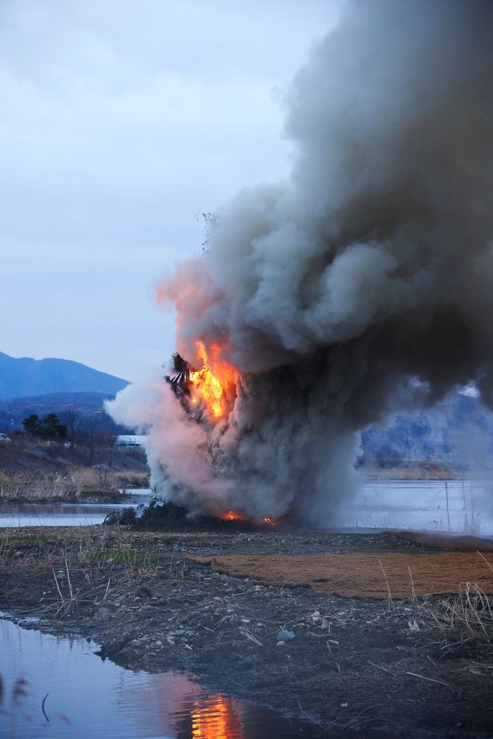 Daljip Teugi ritual in Cheongdo, South Korea, organised on occasion of the exhibition La Maison de La Lune Brûlée. Collateral event of the 60th Biennale di Venezia *재판매 및 DB 금지