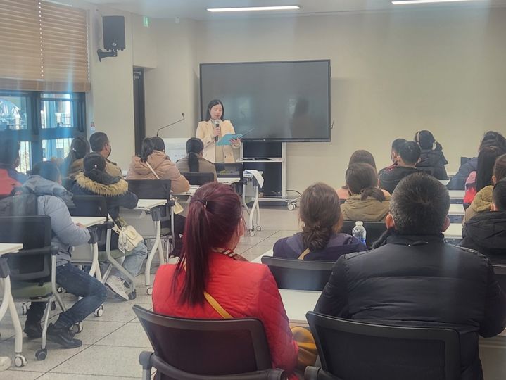 [밀양=뉴시스] 밀양이주여성가족복지단이 베트남 결혼이민자 가족 외국인 계절근로자 36명을 대상으로 교육하고 있다. (사진=밀양이주여성가족복지단 제공) 2024.02.29. photo@newsis.com *재판매 및 DB 금지