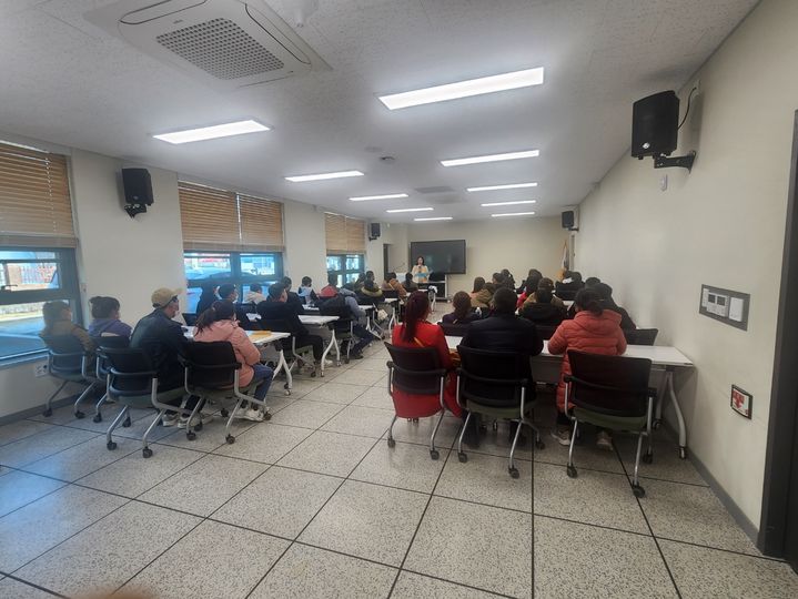 [밀양=뉴시스] 밀양이주여성가족복지단이 베트남 결혼이민자 가족 외국인 계절근로자 36명을 대상으로 교육하고 있다. (사진=밀양이주여성가족복지단 제공) 2024.02.29. photo@newsis.com *재판매 및 DB 금지