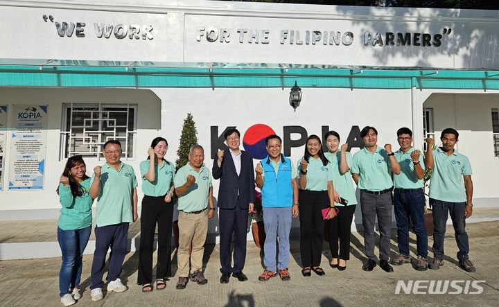 [전주=뉴시스]윤난슬 기자 = 조재호 농촌진흥청장이 아시아 3개국을 순방하며 농업기술 협력 강화와 농산물 농업기술 수출 확대를 위한 농업 외교 활동을 펼쳤다. KOPIA 필리핀 센터 방문모습.(사진=농진청 제공) 