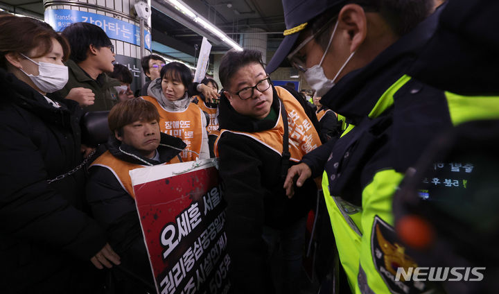 [서울=뉴시스] 김선웅 기자 = 전국장애인차별철폐연대(전장연) 및 관계단체가 29일 지하철1호선 서울역 승강장에서 장애인 이동권 보장을 촉구하고 있다. 2024.02.29. mangusta@newsis.com