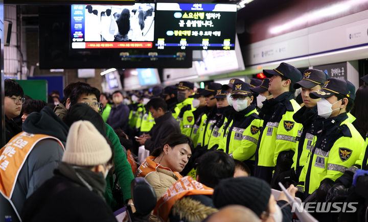 [서울=뉴시스] 김선웅 기자 = 전국장애인차별철폐연대(전장연) 및 관계단체가 29일 지하철1호선 서울역 승강장에서 장애인 이동권 보장을 촉구하고 있다. 2024.02.29. mangusta@newsis.com