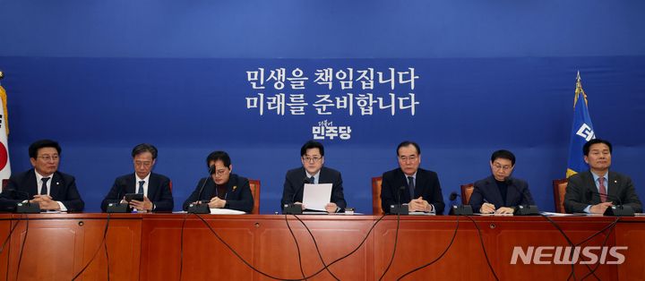 [서울=뉴시스] 이영환 기자 = 홍익표 더불어민주당 원내대표가 29일 오전 서울 여의도 국회에서 열린 정책조정회의에 참석해 발언을 하고 있다. 2024.02.29. 20hwan@newsis.com